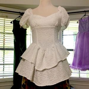 White blouse Small blouse can be worn with skinny jeans with any color.